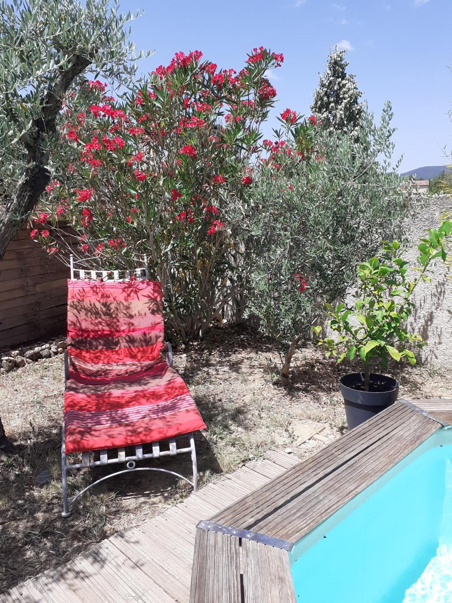 Location Saisonniere Avec Piscine Et Terrasse Au Pied Du Luberon Hotel Lauris Exterior photo